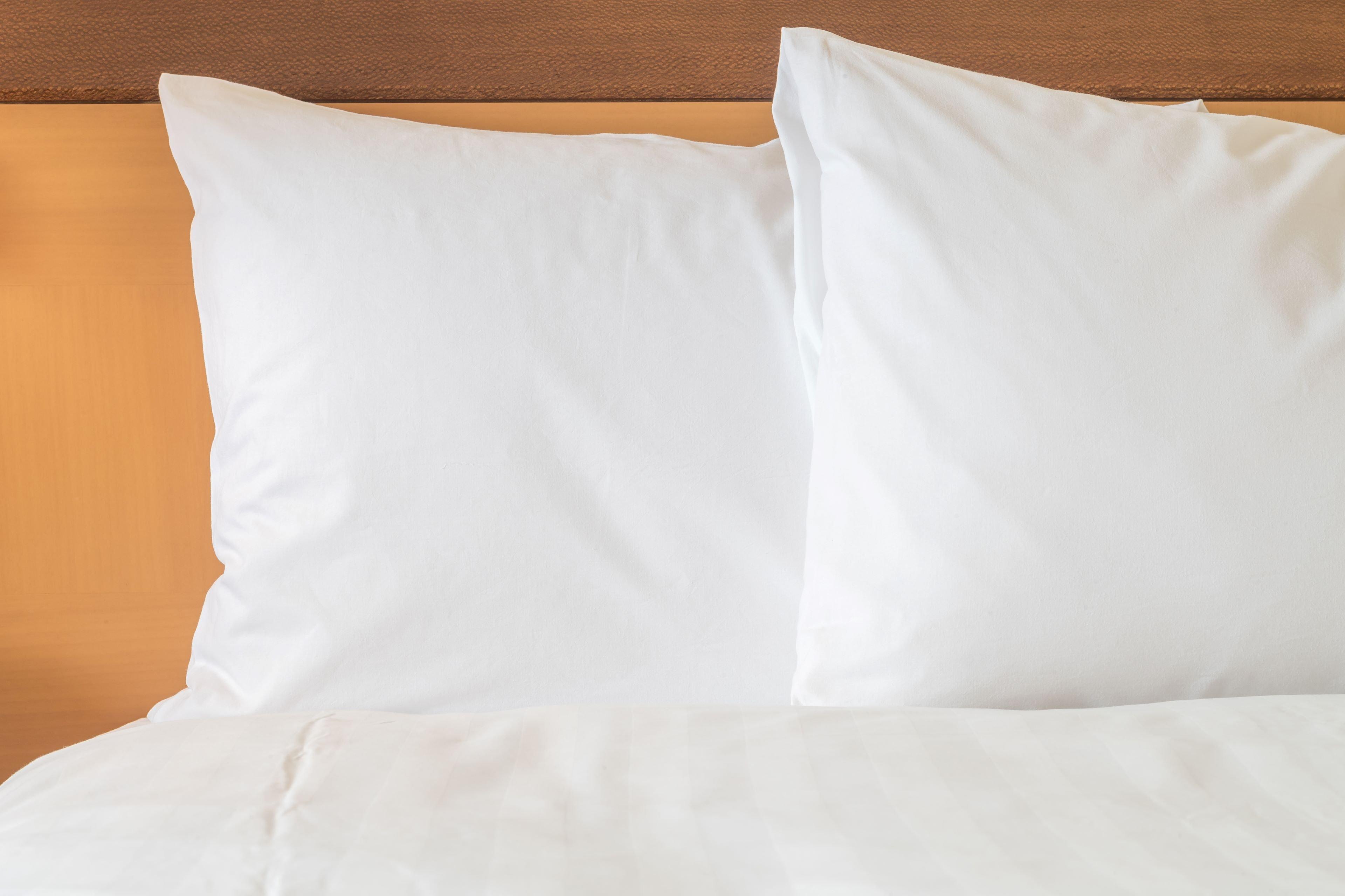 Отель Crowne Plaza Dubai Deira By Ihg Экстерьер фото Two pillows on a bed