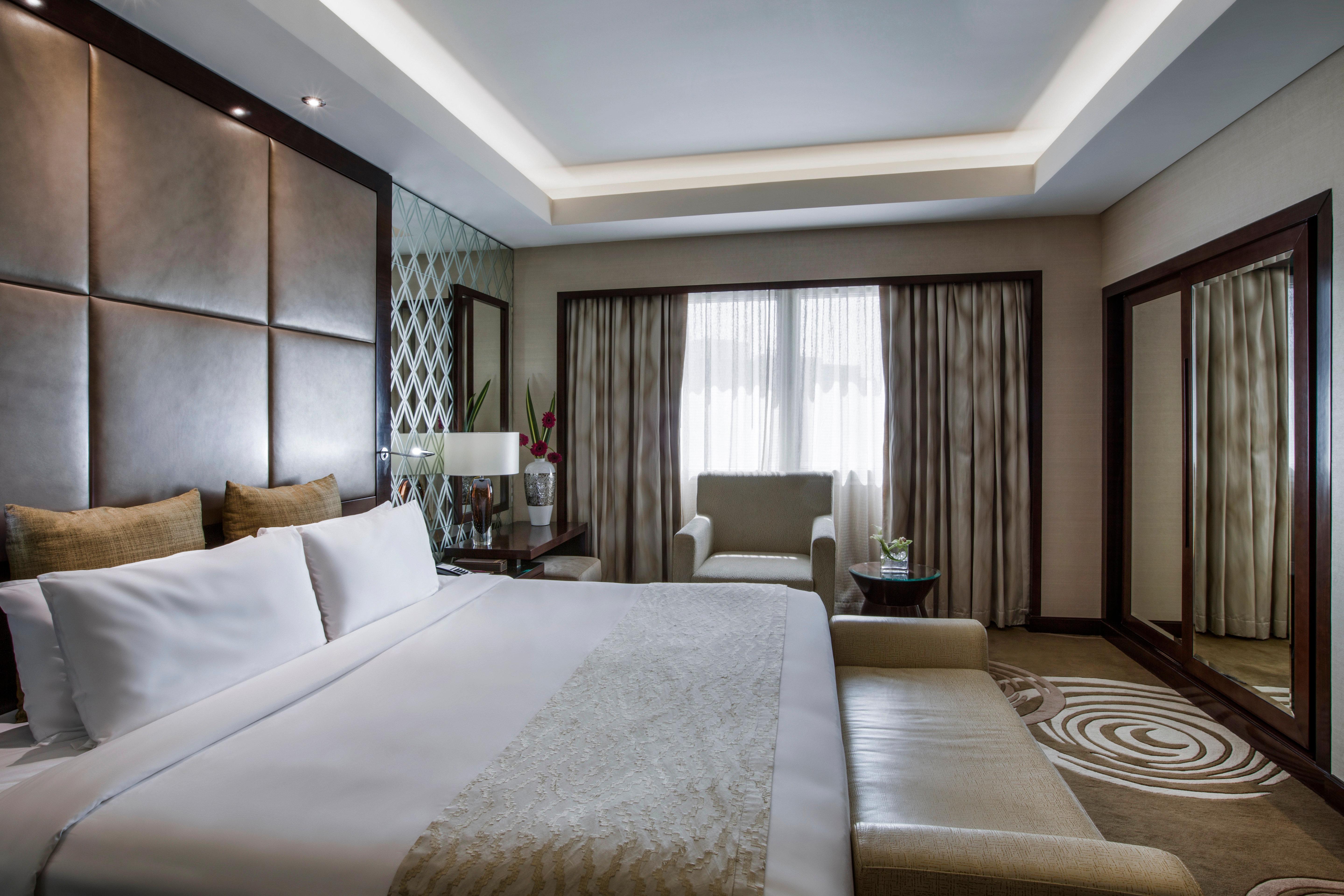 Отель Crowne Plaza Dubai Deira By Ihg Экстерьер фото A bedroom at the Taj Mahal Palace