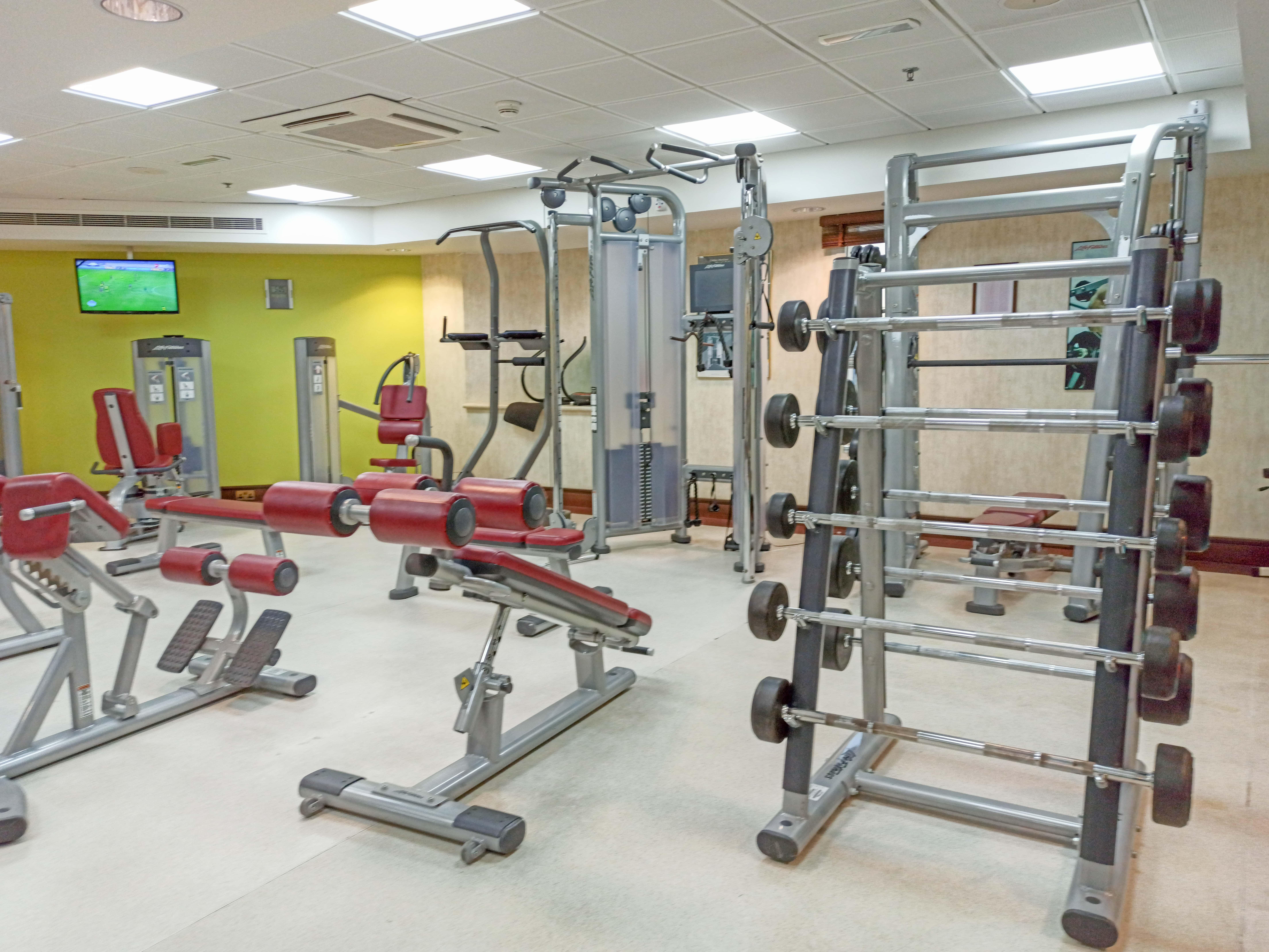 Отель Crowne Plaza Dubai Deira By Ihg Экстерьер фото The gym at the hospital