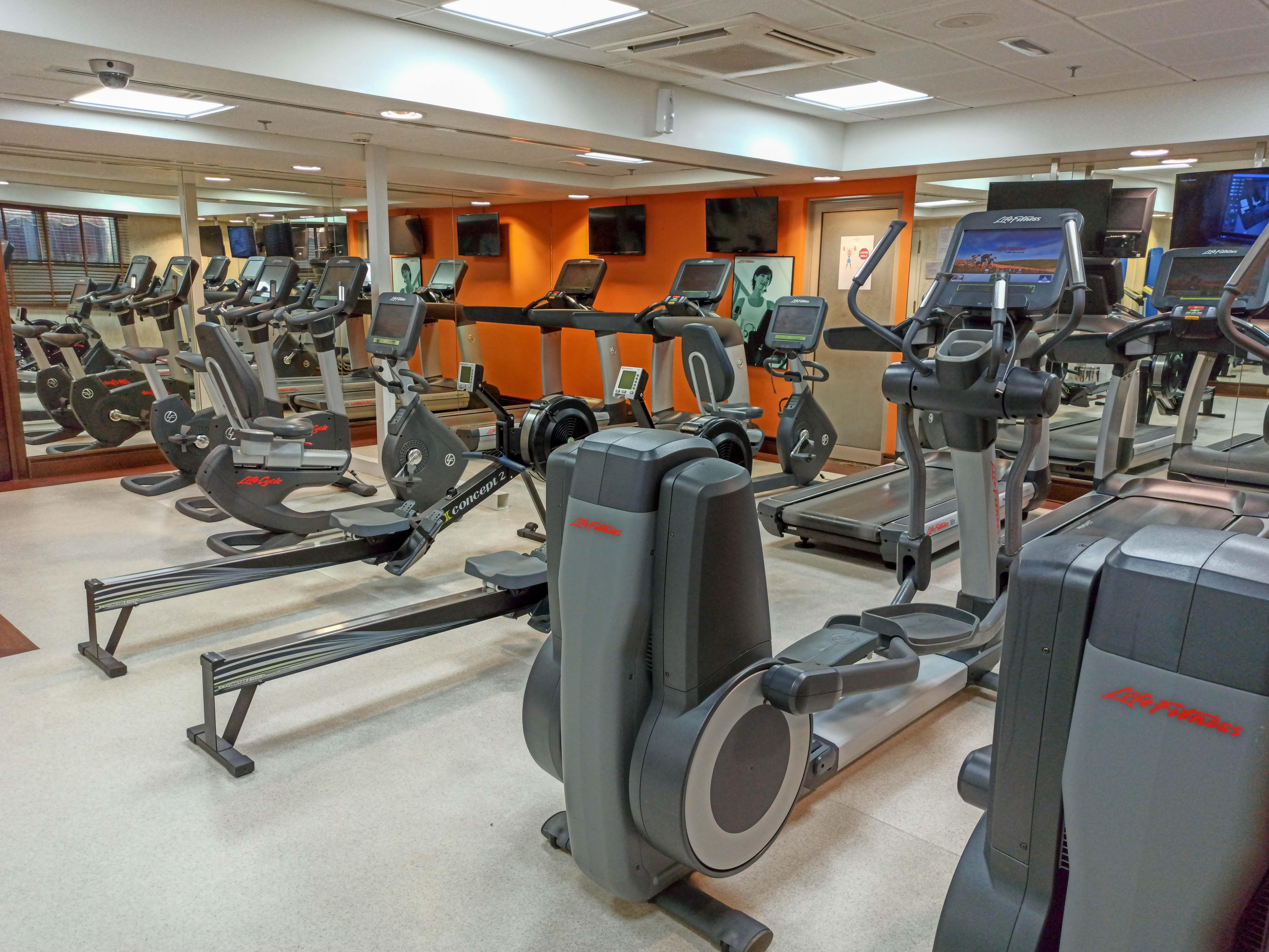 Отель Crowne Plaza Dubai Deira By Ihg Экстерьер фото A typical gym