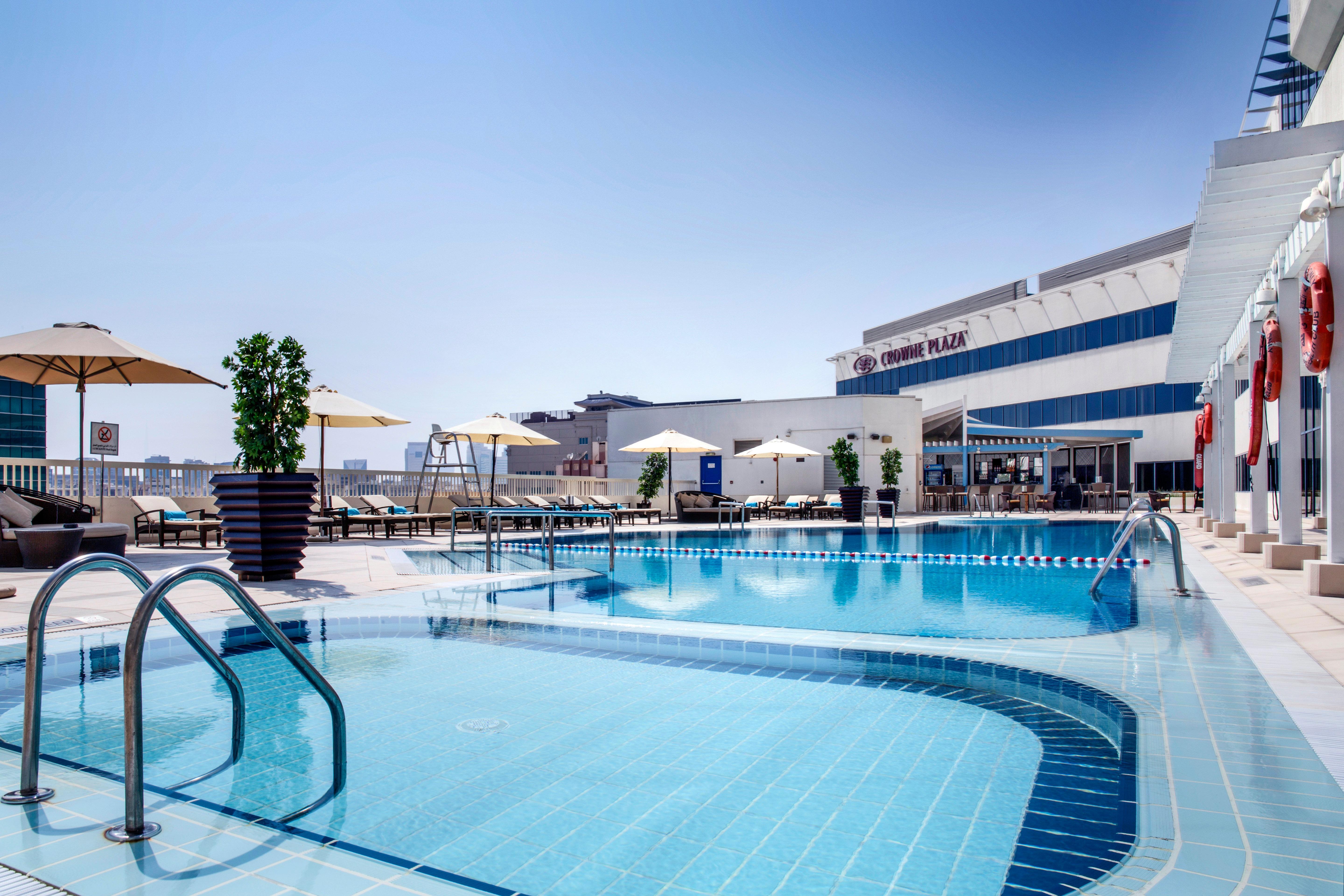 Отель Crowne Plaza Dubai Deira By Ihg Экстерьер фото The swimming pool at the hotel