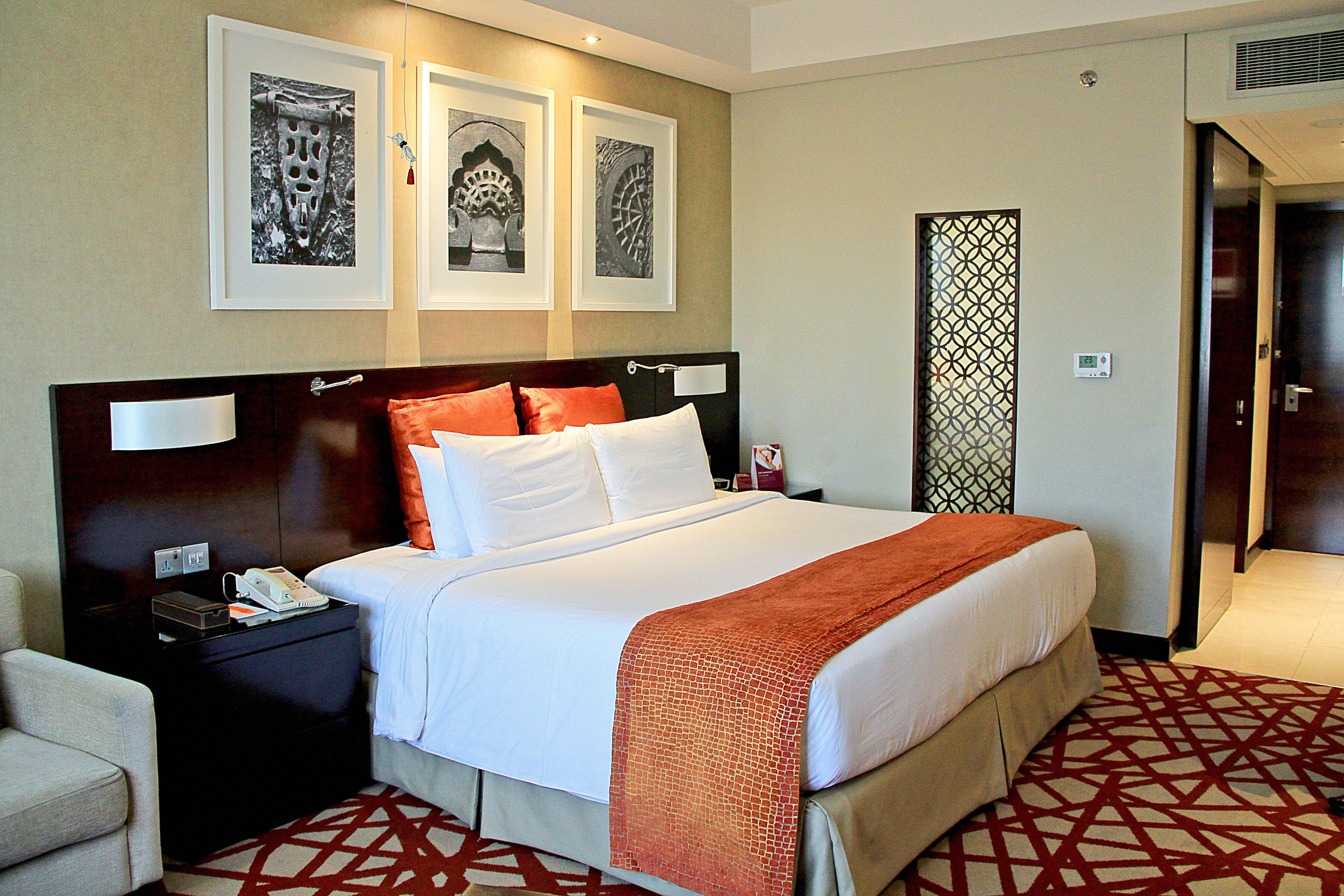 Отель Crowne Plaza Dubai Deira By Ihg Экстерьер фото A bedroom at the Jumeirah Emirates Towers Hotel