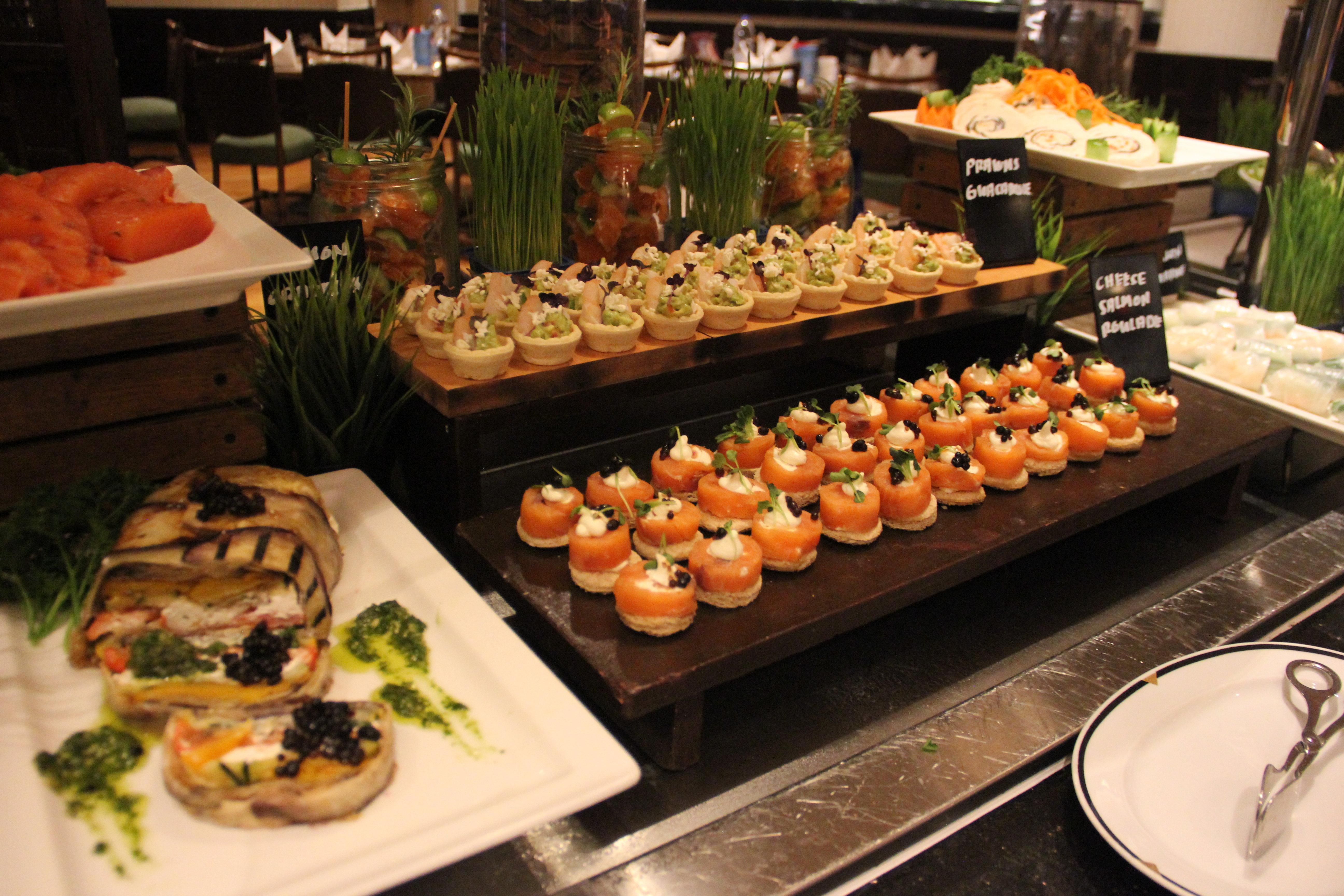 Отель Crowne Plaza Dubai Deira By Ihg Экстерьер фото Canapés at a buffet