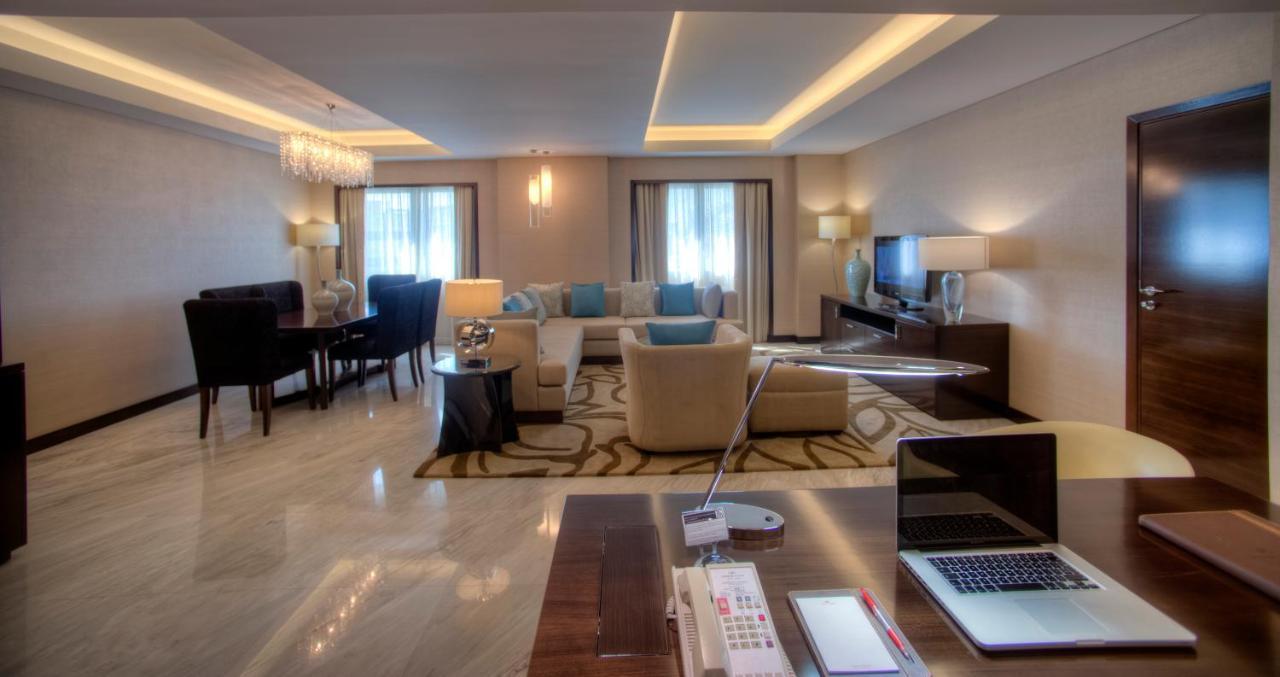 Отель Crowne Plaza Dubai Deira By Ihg Экстерьер фото A suite at the hotel